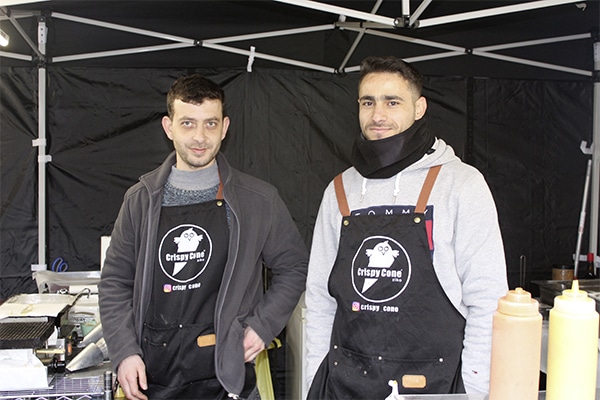 Zakaria Eldabba (rechts) und sein Freund, mit dem er die Hähnchenwaffeln verkauft.