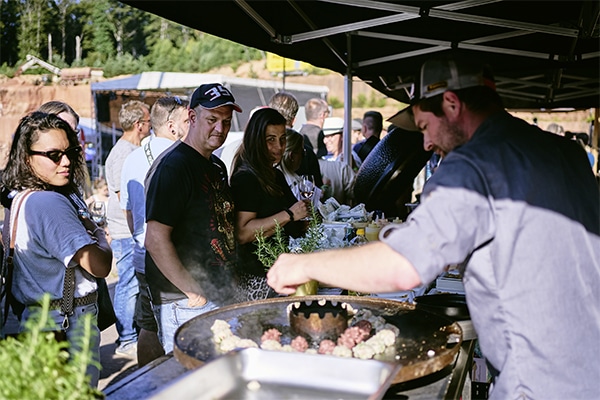 Grillprofis und Köche bedienen die maximal 500 Gäste des Foodrock Festivals.