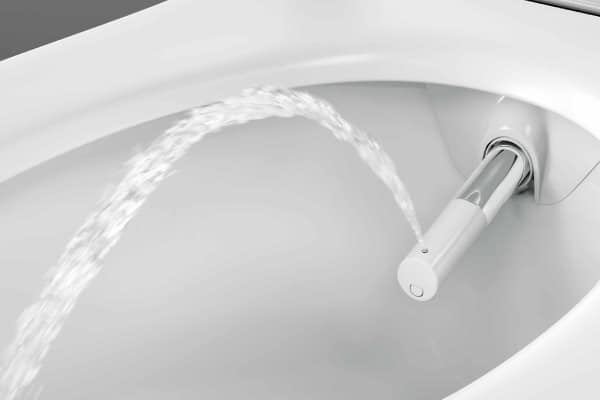 Die patentierte WhirlSpray-Duschtechnologie reinigt den Intimbereich sanft und gründlich mit körperwarmem Wasser. Neben der Stärke des Duschstrahls lassen sich auch die Position des Duscharms und die Wassertemperatur nach Wunsch einstellen. (Quelle: Geberit)
