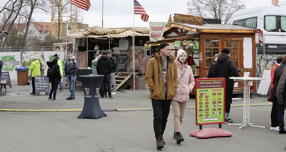 Besucher schlendern über das Gelände von Streetfood on Tour.