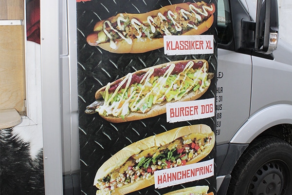 Schautafel mit den verschiedenen Hot Dog-Spezialitäten.