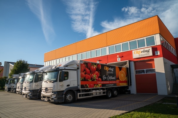 Die Lkw des Bio-Großhandels werden an der Zentrale in Mammendorf bestückt.