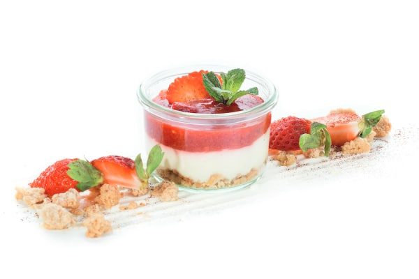 Saisonales Dessert von der Sander Gruppe: Cheesecake mit Erdbeerragout
