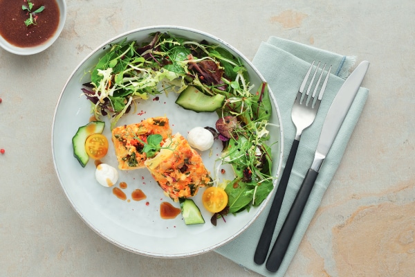 Eine der Neuheiten der Sander Gruppe: Spargel-Tomaten-Quiche mit Zwiebeln und Gouda, serviert mit gemischtem grünem Salat.