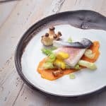 Gedämpftes Wolfsbarschfilet mit Süßkartoffelpüree, Kraut und Gewürzsabayon