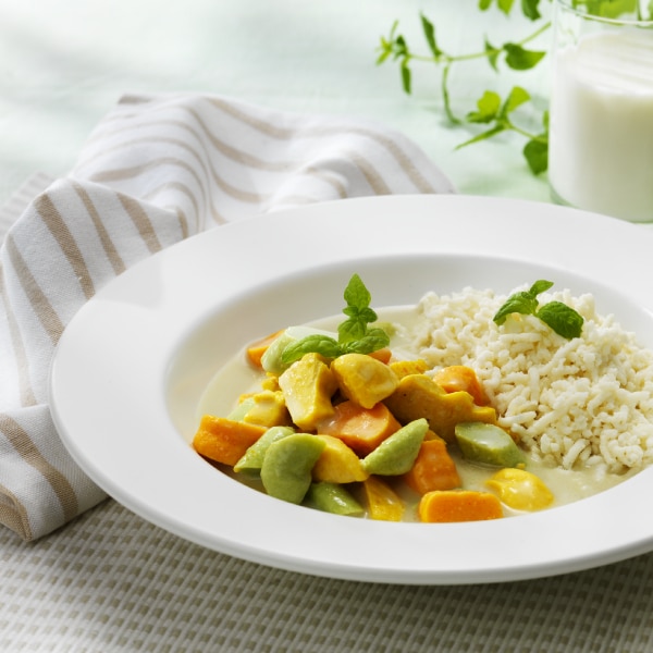 Gemüsecurry mit Reis, geeignet für Menschen mit Kau- und Schluckbeschwerden. Nach einer Rezeptidee von BestCon Food.