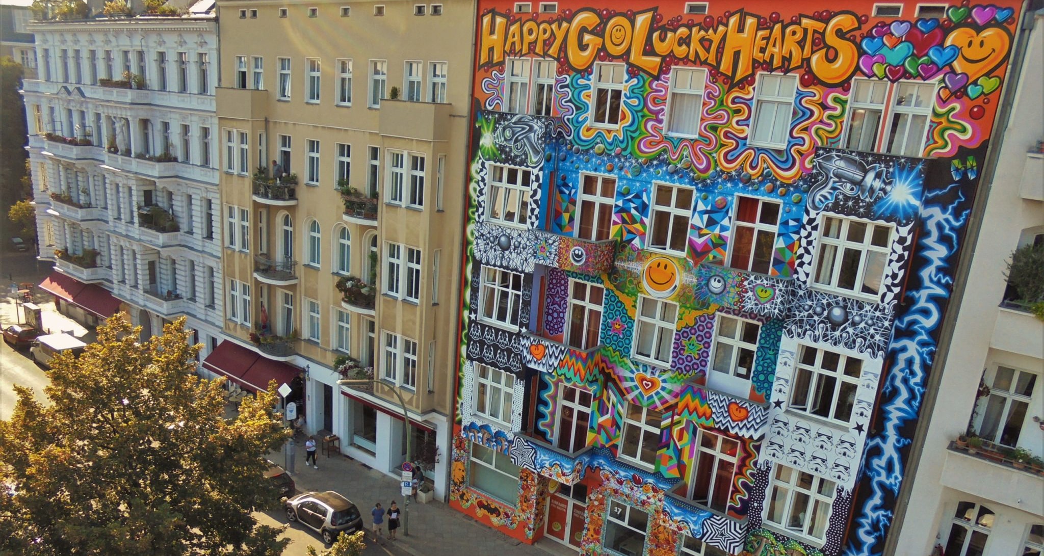 Fassade Happy Go Lucky Hotel & Hostel mit dem Mural de irischen Künstlers Dom Browne