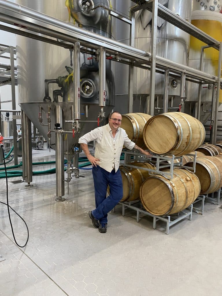 Steffen Marx ist stolz auf das durch Crowdfunding finanzierte Werk 2 der Giesinger Brauerei. (Quelle: Harbeck)