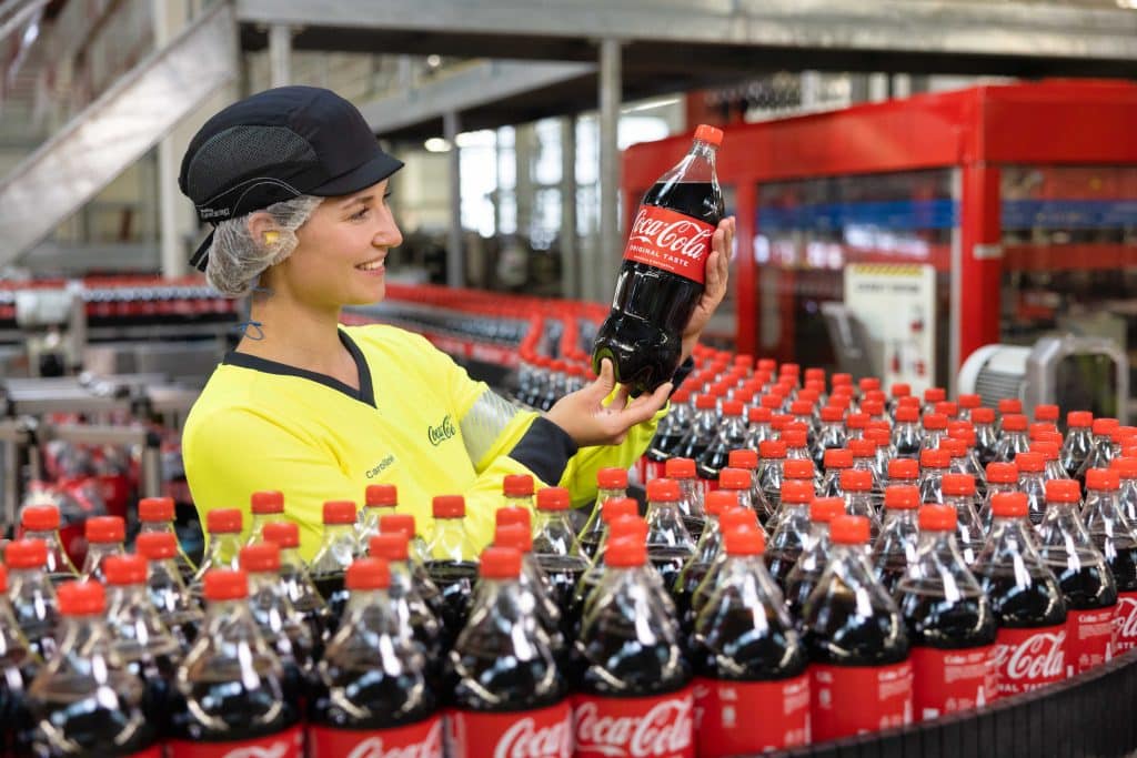 Im brandenburgischen Genshagen werden auf drei Produktionslinien unter anderen Coca-Cola, Coca-Cola Zero Sugar und viele beliebte Fanta Geschmacksrichtungen abgefüllt.