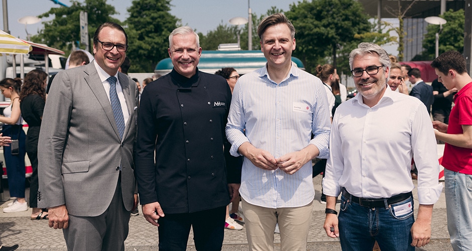 Foodtruck-Aktion der Denkfabrik Zukunft der Gastwelt vor dem Bundestag mit Alexander Herrmann.