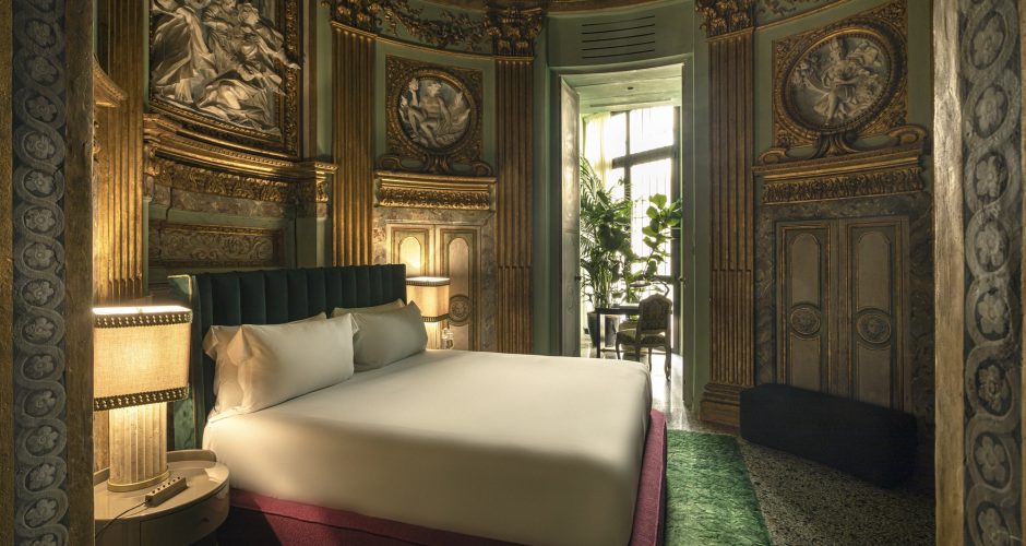 Blick in eines der Schlafzimmer des Palazzo Vilòn in Rom, in dem barocke Elemente für eine stimmige Atmosphäre sorgen.