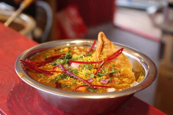 Samosa Chole Chaat ist ein warmes Gericht.