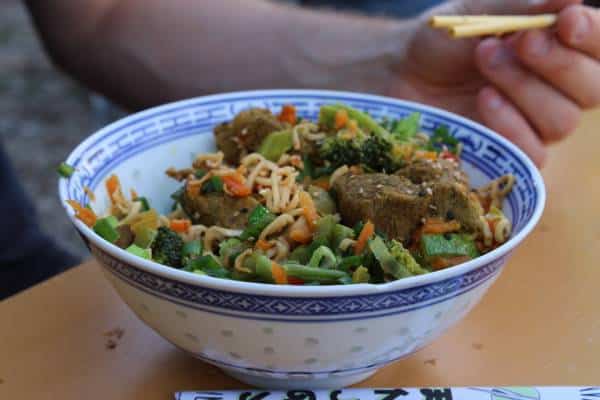 Nudelgericht mit Fleisch und Gemüse vom Tibet Food.