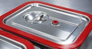 Das Vakuum im GN-Behälter wird direkt über den neuen GN-Deckel vaculid light erzeugt. Es sorgt für die sichere Speisenkonservierung und gleichzeitig für den 100 Prozent schwappsicheren Transport.