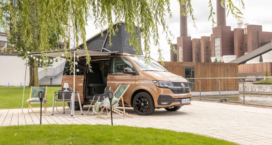 Das Ritz-Carlton-Hotel in der Wolfsburger Autostadt kombiniert Camping-Abenteuer mit Luxus. Gemeinsam mit der Autostadt und Volkswagen Nutzfahrzeuge bietet das Hotel die Möglichkeit, in einem VW Bus zu übernachten.