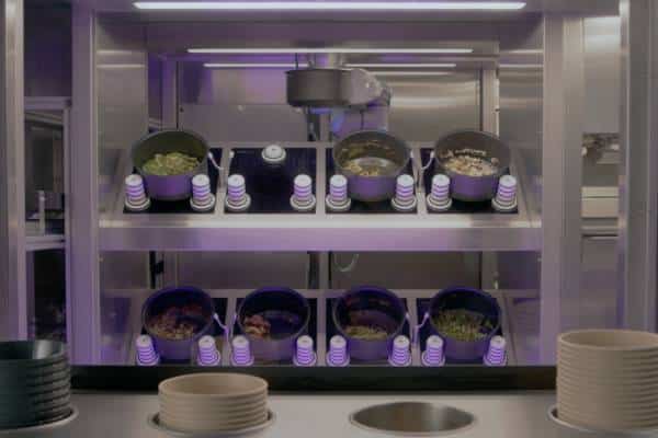 Töpfe mit Gerichten in der Roboterküche.