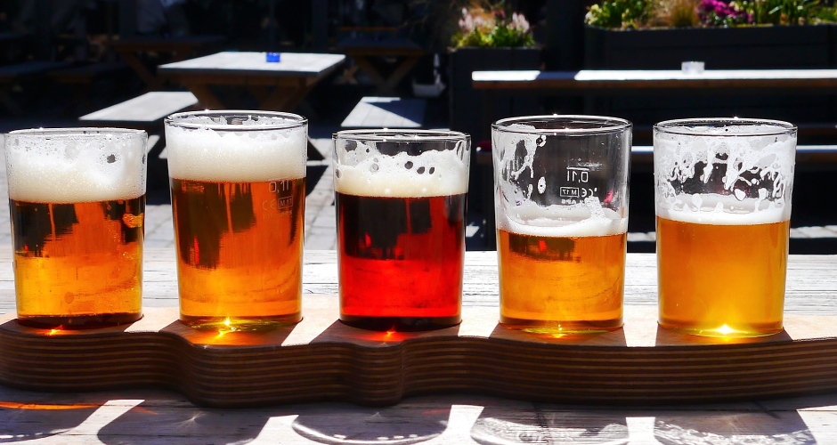 Auf welche lokalen Geschmäcker sich deutsche Gastronomen einstellen, verrät der Bier-Monitor 2023. Immer beliebter sind bei Gästen alkoholfreie Varianten und Biermischgetränke.