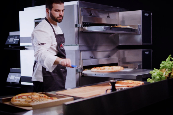 Je nach Gästeaufkommen und Kapazität können auch Pizzaöfen statt dem Kombidämpfer für die perfekte Pizza zum Einsatz kommen.