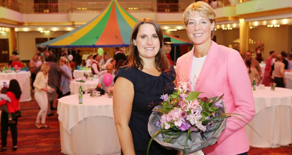 Christina Block (re.) gratuliert Kindergartenleiterin Carina Stegmann im Ballsaal des Grand Elysée Hamburg zum Jubiläum vom Elysée Kindergarten.