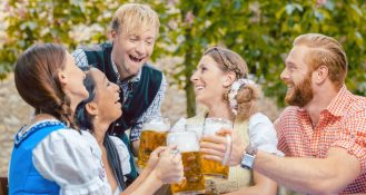 Bierpreis auf dem Oktoberfest 2023: ein Überblick über die günstigste und teuerste Maß.