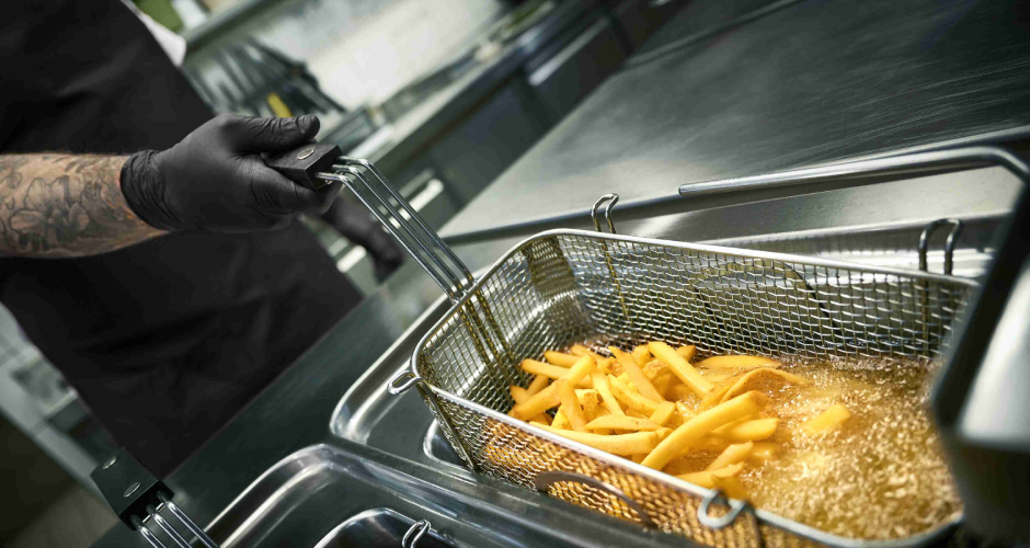 Knusprige Pommes frites gelingen in der Fritteuse, wenn man den einen oder anderen Tipp berücksichtigt.