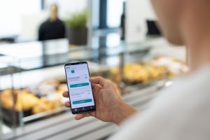 Bei Swisslog arbeitet Wisag Catering mit einer neuen App von Odacova, die eine personalisierte Betriebsverpflegung ermöglicht.