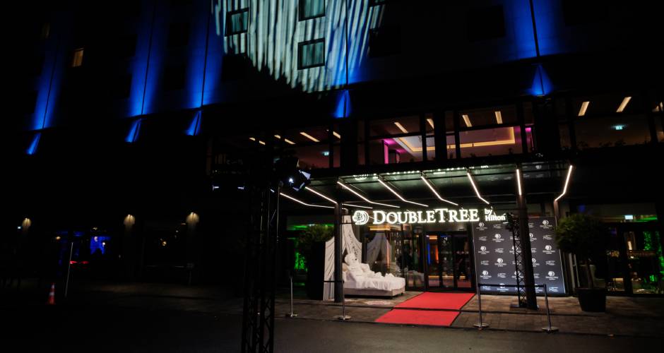 Ein modernes Casino-Ambiente mit Spielautomaten und einem glücklichen Spieler im Hintergrund