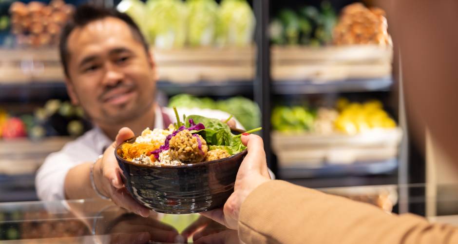 Lagardère Travel Retail eröffnet mit dem “Bowl all day”-Konzept Natoo sein erstes Foodservicekonzept am Hamburger Flughafen.