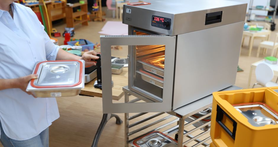 Für den Betrieb der mobilen Regenerierküche „hybrid kitchen“ sowie des Multifunktions-Ofens „navioven“ sind weder Starkstrom-, Wasser- oder Abluftanschlüsse notwendig.