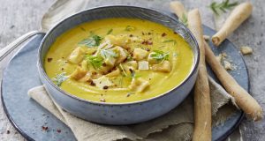 Kürbissuppe, getoppt mit gebratenen Würfeln von Grillkäse. Ein Rezept von Alpenhain Foodservice.