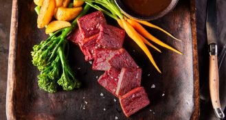 Redefine Meat präsentiert vegane Weihnachtsgerichte mit Fleischersatzprodukten.