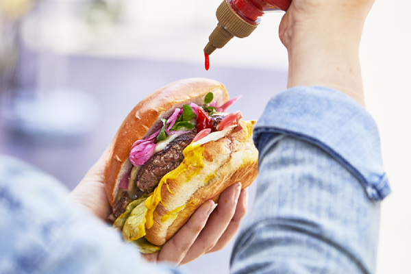 Die Tabasco Sriracha Sauce von Develey Food Service sorgt z. B. auf Burgern für eine gewisse Schärfe.