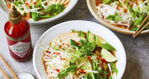 Tabasco Sriracha verleiht asiatischen Gerichten wie Chicken Pho die nötige Würze.