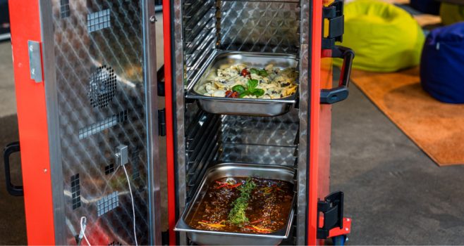 Hinter der CoolCooking-Box, eine Erfindung von Marcus Mues, Inhaber des Partyservice Mues, steckt ein System, das Speisen zunächst kühlt und dann automatisch regeneriert.