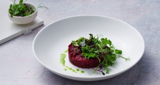 In den kommenden Monaten wird Emirates eine Reihe neuer veganer Gerichte auf seinen Flügen sowie in seinen Flughafenlounges einführen.