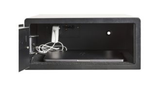 Der Zimmersafe HS 480-10 von Hartmann Tresore bietet durch die innenliegende Steckdose die Möglichkeit, den Laptop oder andere mobile devices im Safe aufzuladen.