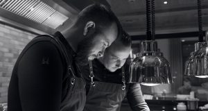 Seit Januar geht das Pop-up-Restaurant auf der Baustelle im Hotel Auerhahn, dass seit Oktober 2023 den Schwarzwald kulinarisch bereichert, in die nächste Runde: Der Elsässer Spitzen-Patissier Logan Seibert bildet die neue Doppelspitze mit Küchenchef Yann Bosshammer.
