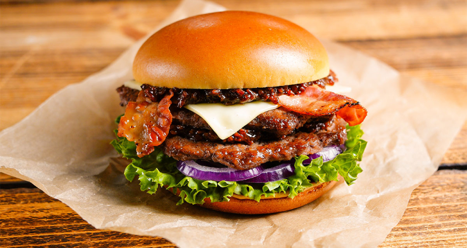Mit den Patties von OSI Foodworks und dem Bacon der Marke Gelderland lassen sich verschiedenste Burger kreieren. Inspirationen liefert das Unternehmen u. a. auf der FoodSpecial im Rahmen der Intergastra.