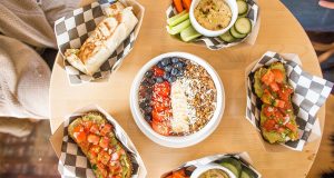 Eine der Herausforderungen während des Veganuarys ist das auβer Haus essen. Um die Teilnahme am Veganuary 2024 aktiv zu unterstützen, setzen deshalb auch immer mehr Restaurants auf entsprechende Alternativen.