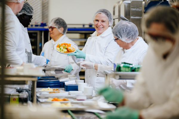 Das Team um Küchenleiter Wolfgang Hannig bereitet täglich 3.200 Mittagessen – ein Bruchteil davon auch für umliegende Kitas. Dort werden die Speisen in CoolCooking-Boxen regeneriert.