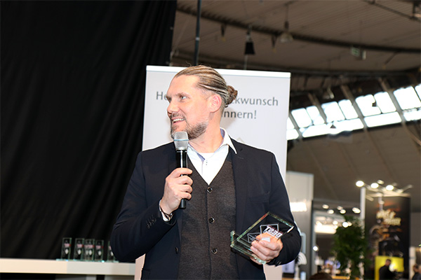 Sebastian Weintritt von Alpenhain bedankte sich bei den Lesern für die Prämierung der Back-Camembert Donuts als BEST of Market – Optik.