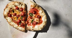 Mit den verschiedenen Varianten Mozzarella von Arla Pro lassen sich Pizzen in jedem Ofen zubereiten.