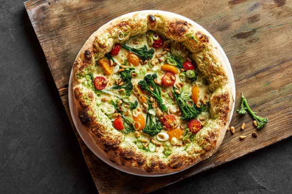 Für die Pizza Brokkoli Liebe kommt der Mozzarella in 10x10x10 mm Würfeln von Arla Pro zum Einsatz. Zum Rezept gelangen Sie mit Klick auf das Bild.  