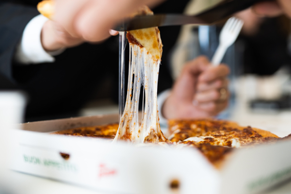 Der passende Mozzarella für die Zubereitung von Pizza ist nötig, um der perfekte Schmelzverhalten des Käses zu erhalten. (Quelle: Arla Pro)