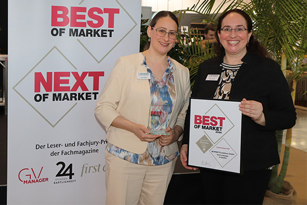 Karin (l.) und Claudia Bohner freuten sich riesig über die erneute Auszeichnung ihrer Hochleistungs-Grillplatte als BEST of Market – Funktionalität.