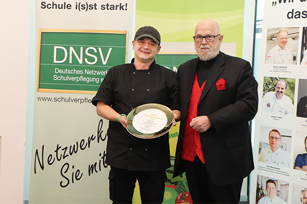 Der Goldene Teller des DNSV für das beste Schulrestaurant 2024 ging an das Schulessenprojekt von Küchenchef Danilo Bodendorf in der Gemeinde Trabaz in Thüringen.