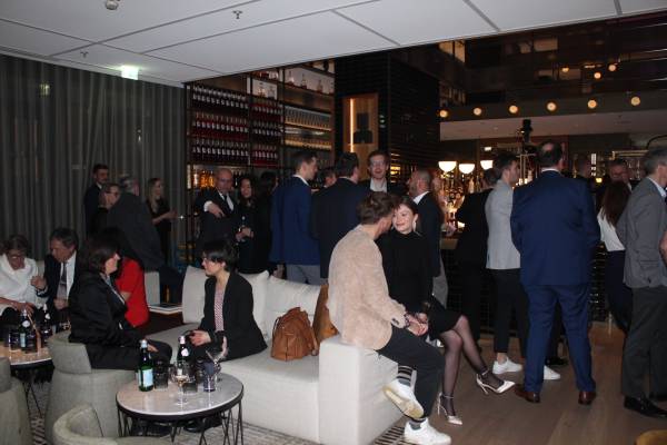 Die Gäste füllten Lobby und Restaurant des München Marriott Hotel City West