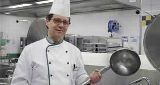 Andreas Adam aus der Gastronomie des Pfalzklinikums Klingenmünster vermeidet Lebensmittelverschwendung mithilfe von Foodsharing.