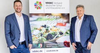 Stefan und Günther Lehmann (v. l.), Geschäftsführer und Inhaber von Lehmanns Gastronomie in Bonn, bringen sich als neues Mitglied im Verband deutscher Schul- und Kitacaterer e.V (VDSKC) ein.