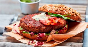 Mit einem hochwertigen Patty-Sortiment aus unterschiedlichen Rindfleischsorten in zahlreichen Kalibrierungen liefert OSI Convenience Europe unter der Marke Foodworks das Herzstück jedes Burgers. Für schmackhafte Abwechslung sorgt herzhafter Bacon der Marke Gelderland.